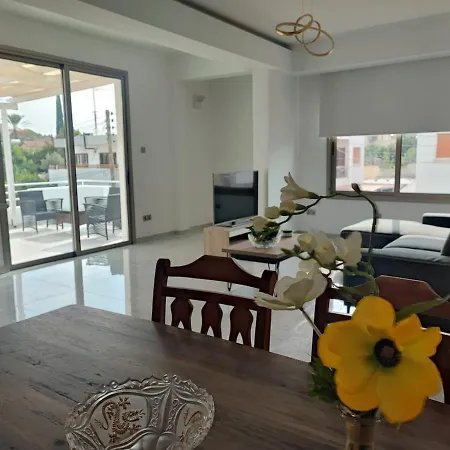 Apartman Bella's Place - Stylish 2bd With Large Veranda Lárnaka