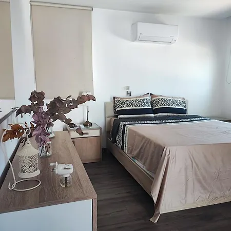Bella's Place - Stylish 2bd With Large Veranda Апартаменты Ларнака